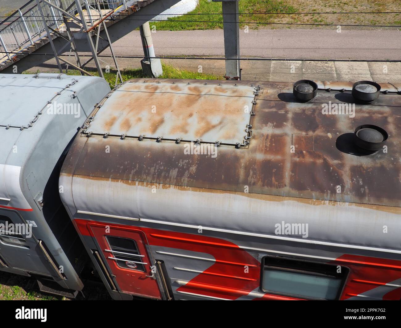 Svir, Rusia 6 de agosto de 2021 Vista superior del tren de los ferrocarriles rusos. Un viejo carro gris y un techo oxidado con tubos de ventilación. Autoacoplamiento de turismos. Transporte de personas en rutas interurbanas Foto de stock