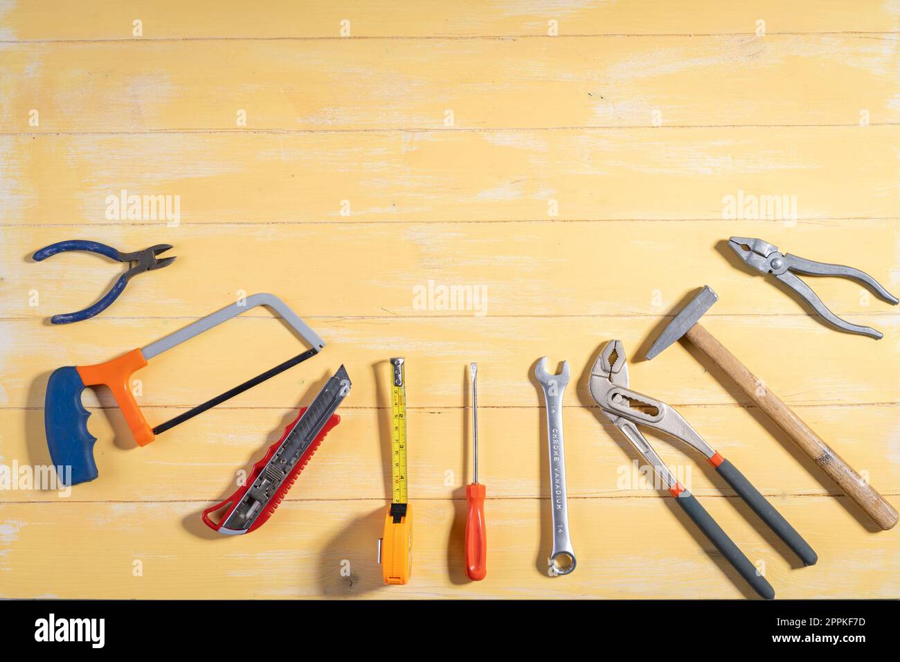 Las herramientas de trabajo sobre fondo rústico de madera vista superior. Foto de stock