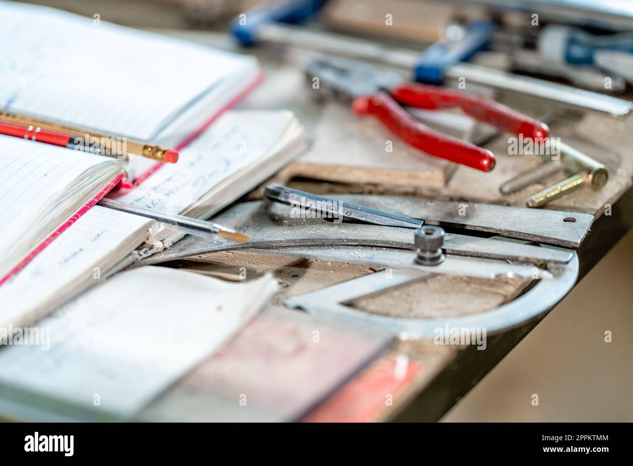 herramientas de trabajo para la planificación en carpintería Foto de stock