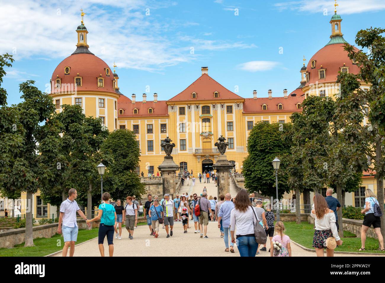 Moritzburg, Alemania - 23 DE AGOSTO de 2020. Castillo barroco de Moritzburg cerca de Dresde. El antiguo pabellón de caza se convirtió en un palacio real de placer bajo agosto del S Foto de stock