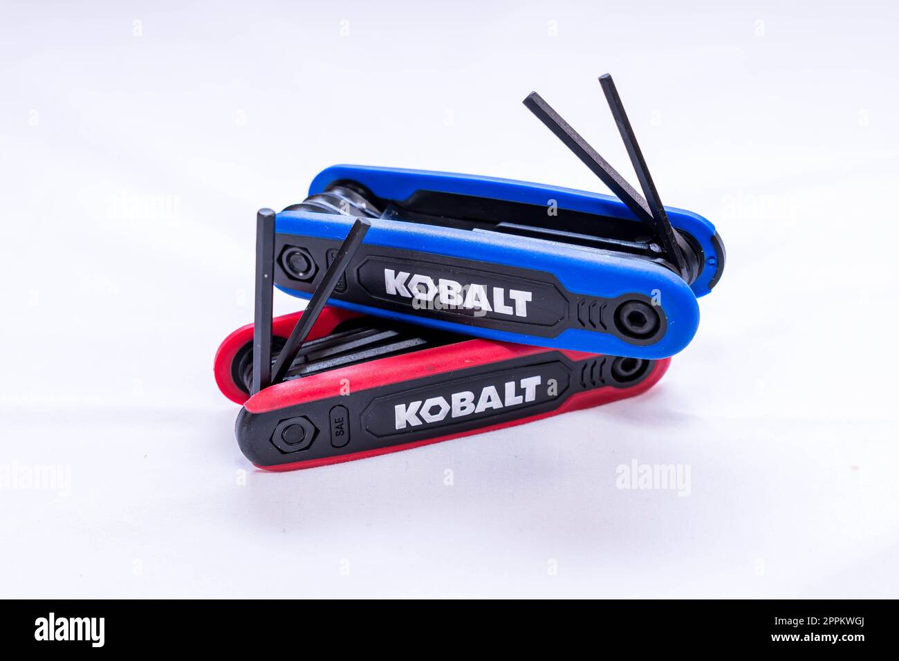 Dos juegos de llaves Kobalt allen, una roja y la otra azul, apiladas juntas  sobre un fondo blanco Fotografía de stock - Alamy