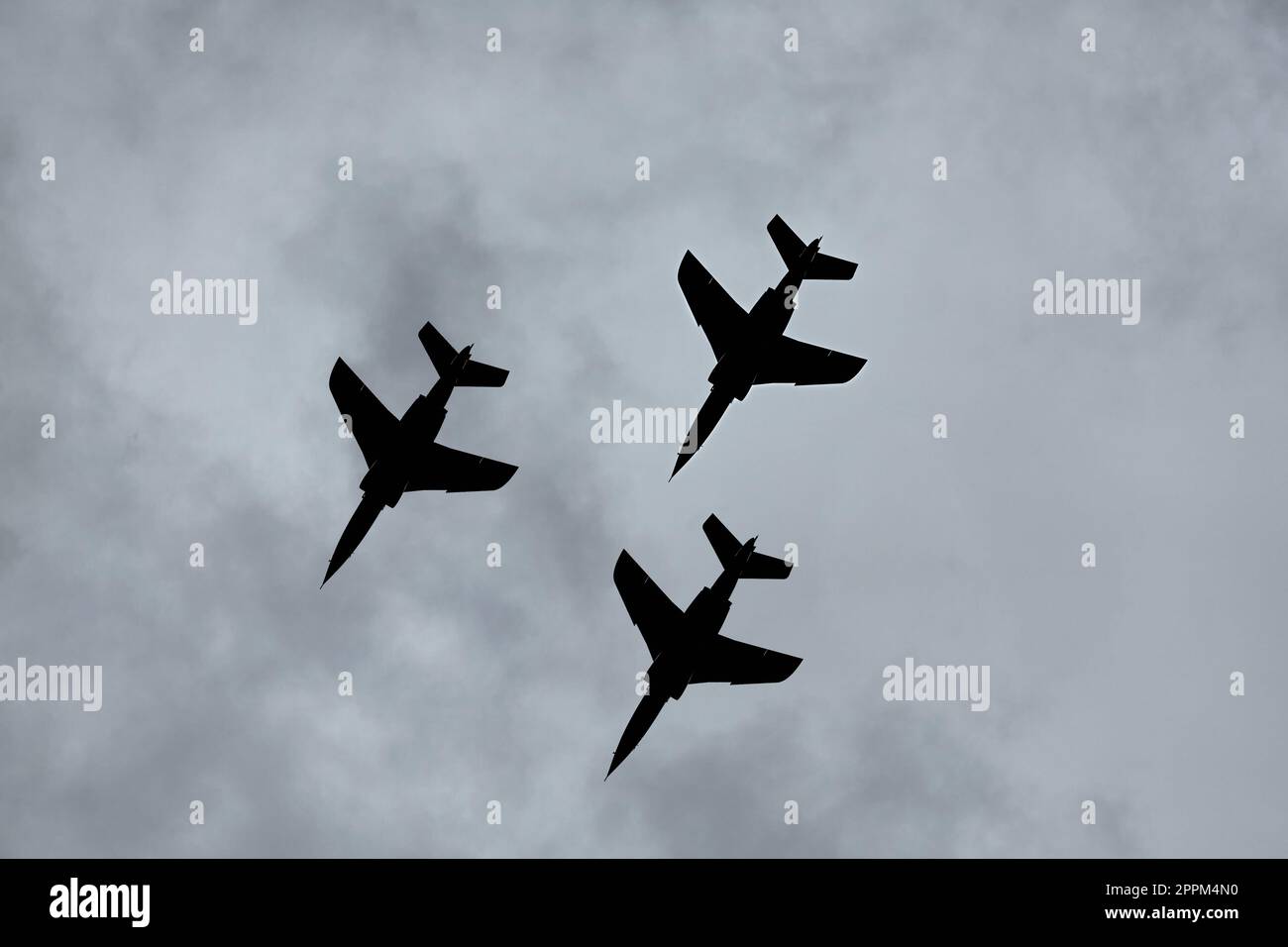 Avión de combate volando por Foto de stock