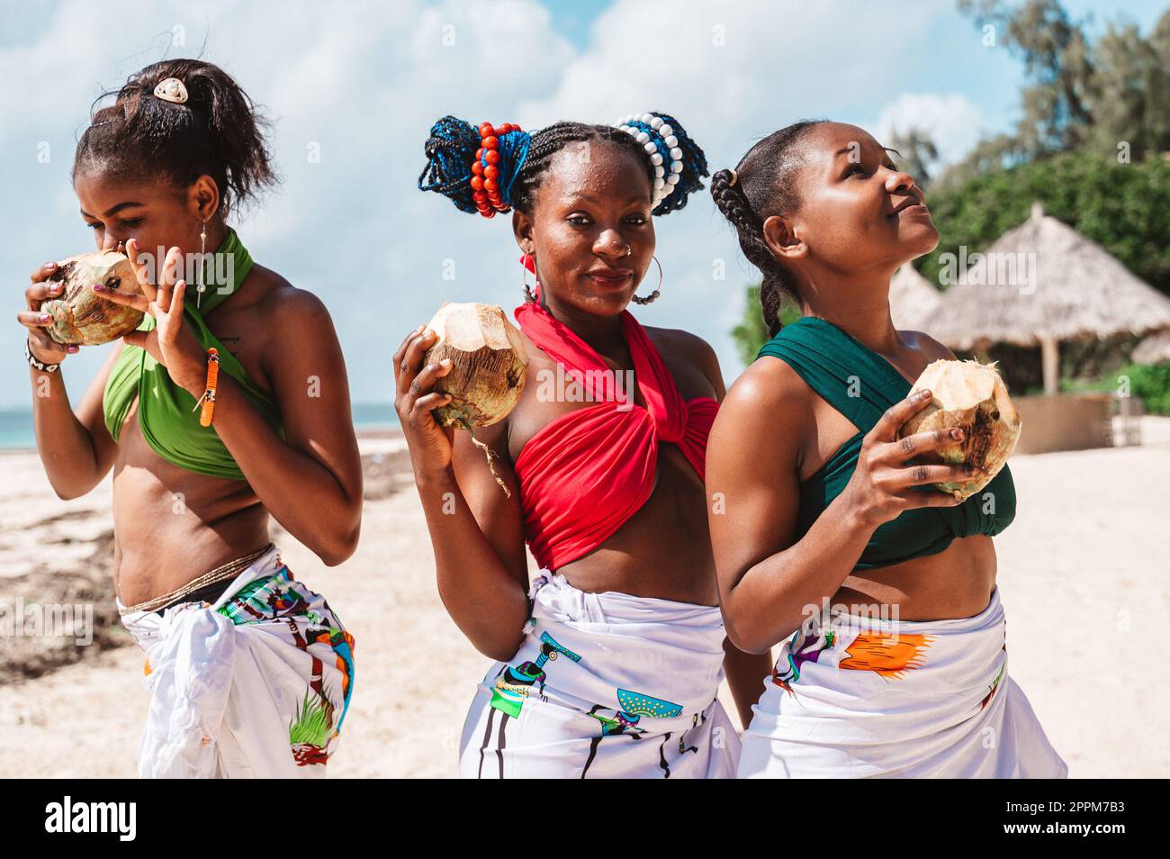 Gente keniata con coco en la playa en ropa típica Fotografía de stock -
