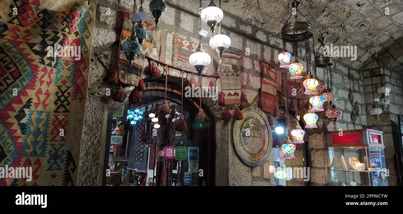 Lámparas turcas vintage tradicionales sobre fondo claro en la noche. Lámparas de vidrio de colores y pantallas en el mercado de Sarajevo, Bosnia y Herzegovina. Venta de souvenirs en el mercado. Foto de stock