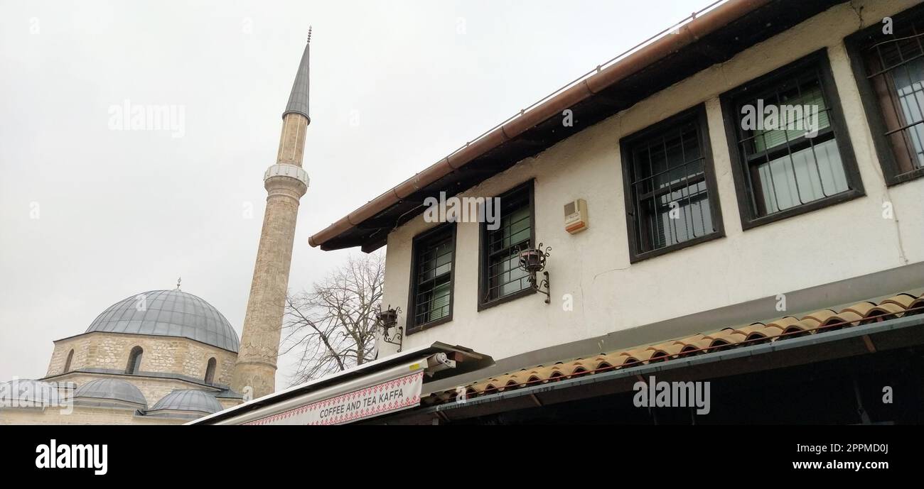 Sarajevo, Bosnia y Herzegovina, 8 de marzo de 2020, calles centrales de Sarajevo. Monumentos islámicos y sitios turísticos. Atracciones turísticas de Sarajevo. Turismo de negocios, viajes y excursiones. Balcanes Foto de stock