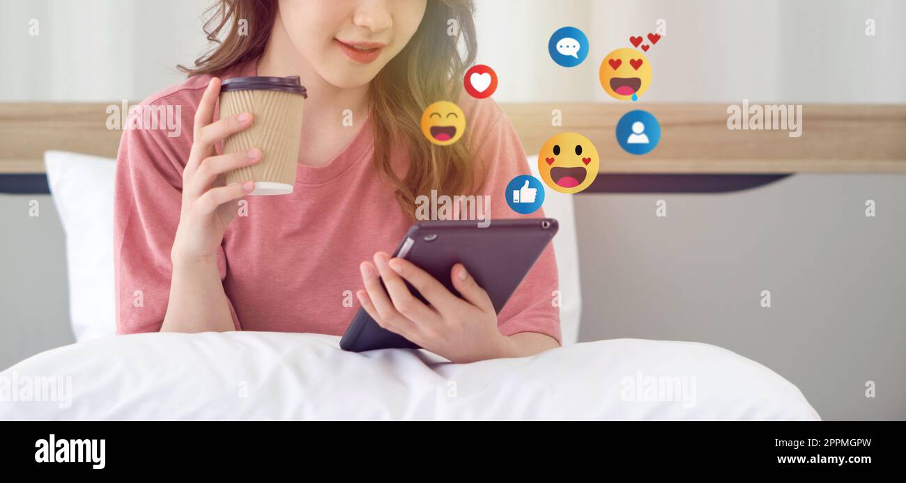 Mujer que usa la tableta con las redes sociales. El concepto de vivir de vacaciones. Distanciamiento social, Trabajo desde casa, Medios sociales y concepto digital en línea. Foto de stock