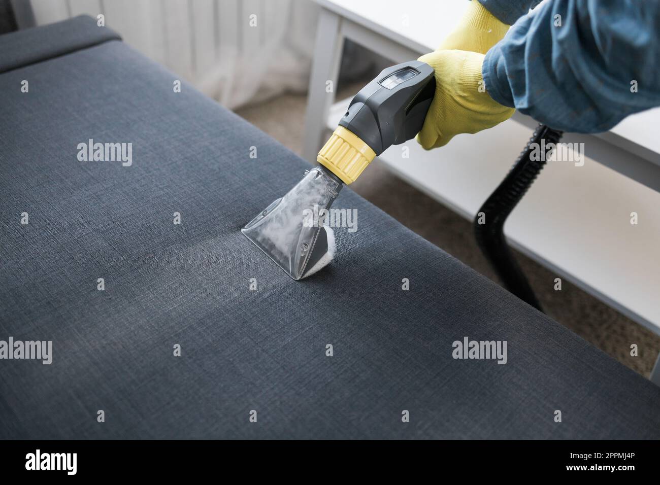 Limpieza de manos Un sofá con limpiador de vapor, concepto de limpieza de  casa Fotografía de stock - Alamy