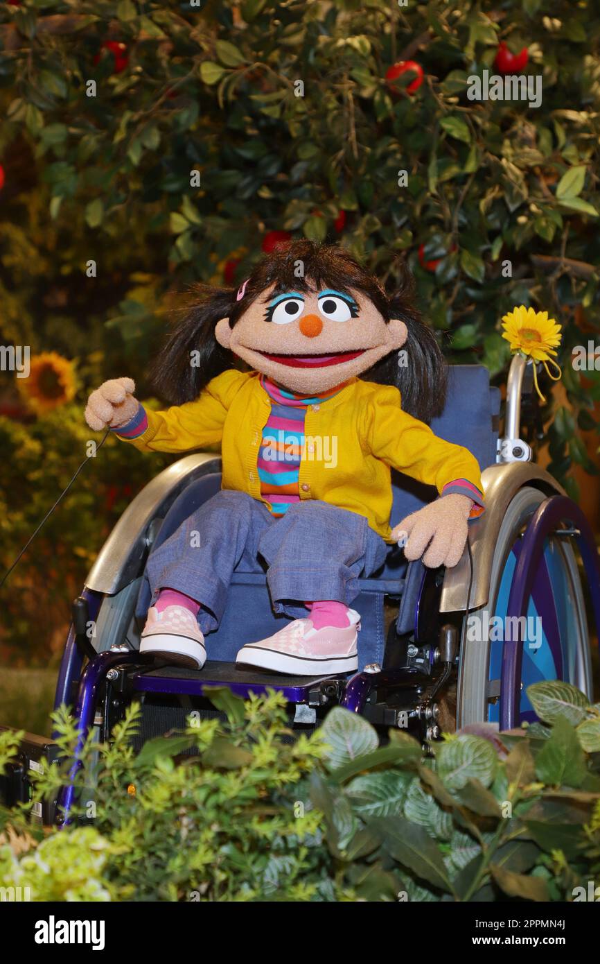 Elin, presentación de la nueva muñeca Elin en 'Sesame Street' - la niña tiene siete años y utiliza una silla de ruedas. Por primera vez un personaje con discapacidad fortalece el conjunto de títeres alemán, NDR Studios Jenfeld, Hamburgo, 19.03.20 Foto de stock