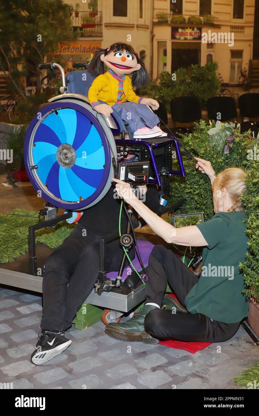 Elin con los titiriteros en el trabajo,presentación de la nueva muñeca Elin en 'Sesame Street' - la niña tiene siete años y utiliza una silla de ruedas. Por primera vez, un personaje con una discapacidad refuerza la muñeca alemana Ensemb Foto de stock