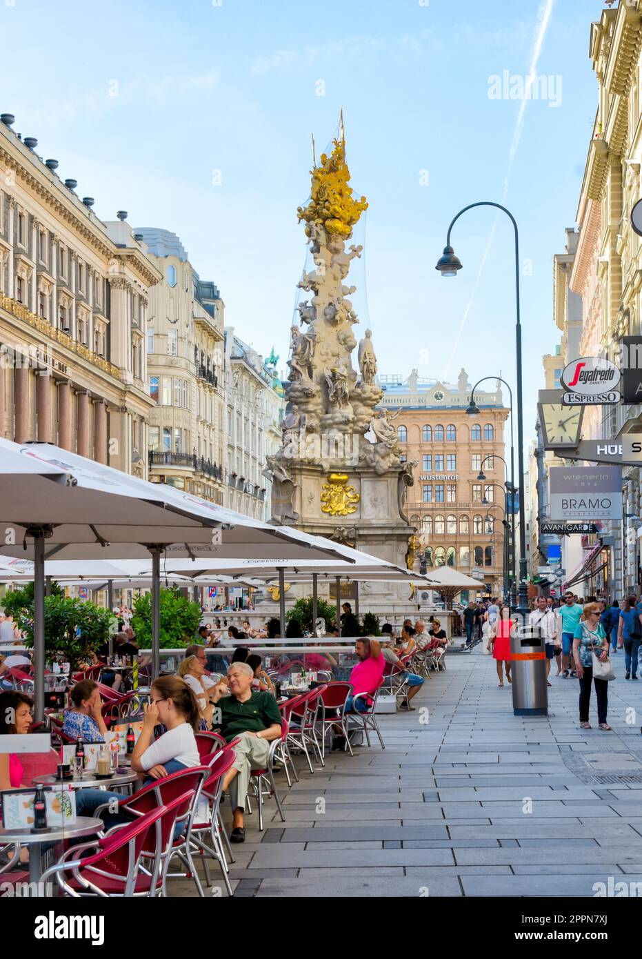 VIENA, AUSTRIA - 28 DE AGOSTO: Personas en un restaurante en la zona peatonal de Viena, Austria el 28 de agosto de 2017. Foto con vista al barroco Foto de stock