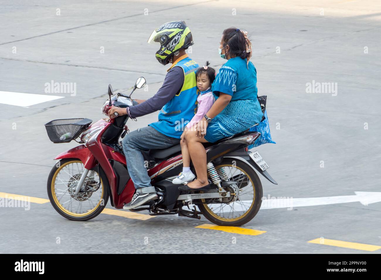 SAMUT PRAKAN, TAILANDIA, 31 2023 DE ENERO, Un mototaxi lleva a una mujer y una niña pequeña Foto de stock