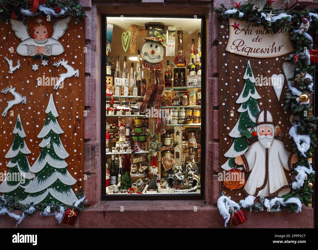 Colmar, Francia - 14 de diciembre de 2022: Navidad mágica en Colmar con sus  famosos mercados y decoraciones. Una tienda que vende productos locales de  Alsacia Fotografía de stock - Alamy