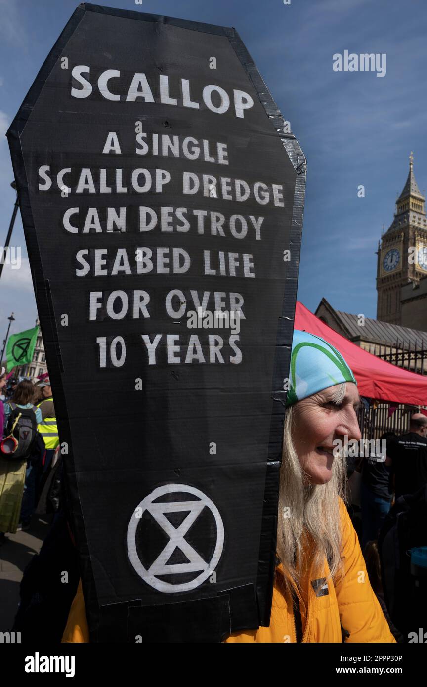 En 22 de abril, Día de la Tierra, activistas de toda Gran Bretaña se reunieron en la Plaza del Parlamento para exigir que el gobierno haga más para lidiar con el cambio climático. Foto de stock