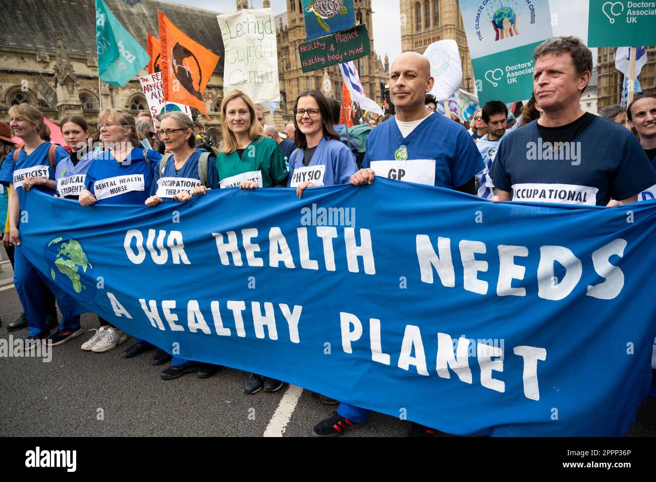 El Día de la Tierra, activistas de toda Gran Bretaña se reunieron en la Plaza del Parlamento para exigir que el gobierno haga más para lidiar con el cambio climático. Trabajadores de la salud. Foto de stock