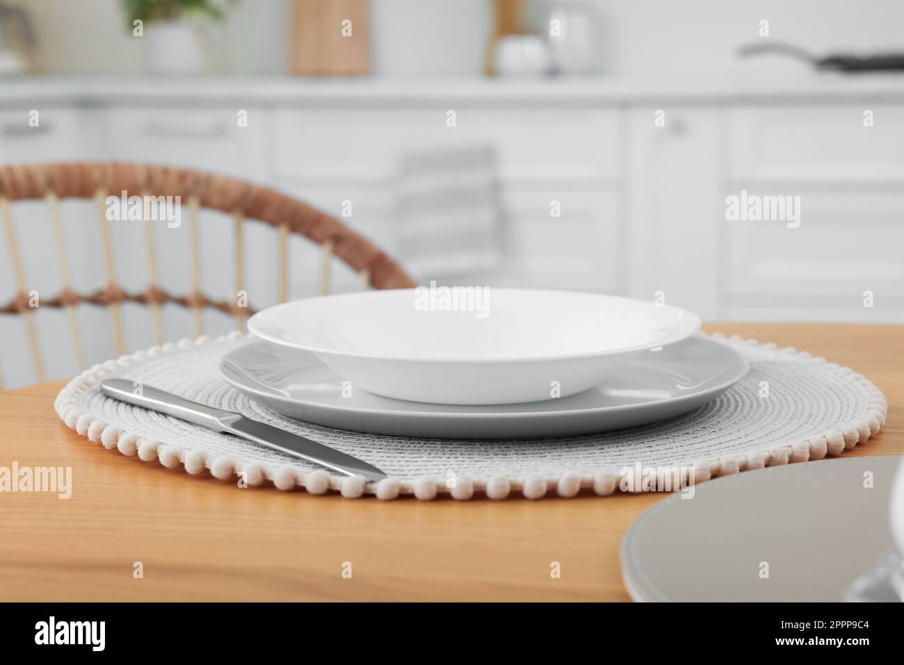 Elegantes platos de cerámica y cubiertos en la mesa de madera en la cocina Fotografía  de stock - Alamy