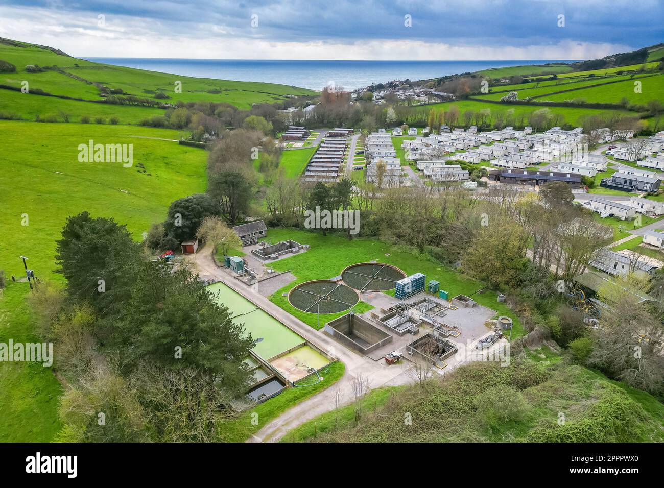 Seatown, Dorset, Reino Unido. 24 de abril de 2023. Vista desde el aire de Mill Lane, Chideock