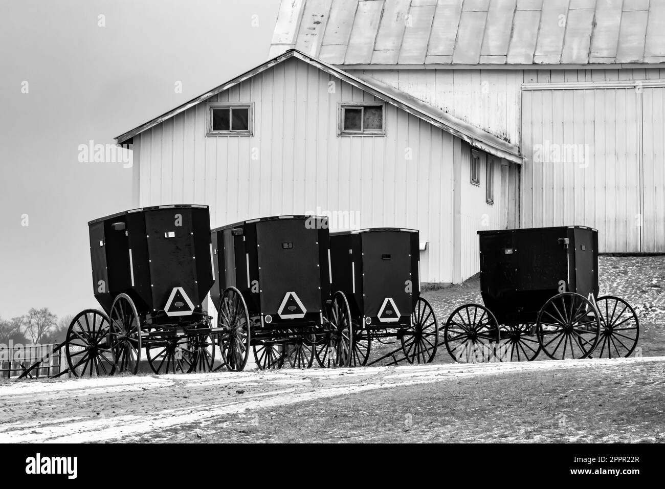 Buggies estacionados fuera de un granero en una comunidad Amish en el centro de Michigan, EE.UU. [Sin liberación de propiedad; solo licencia editorial] Foto de stock