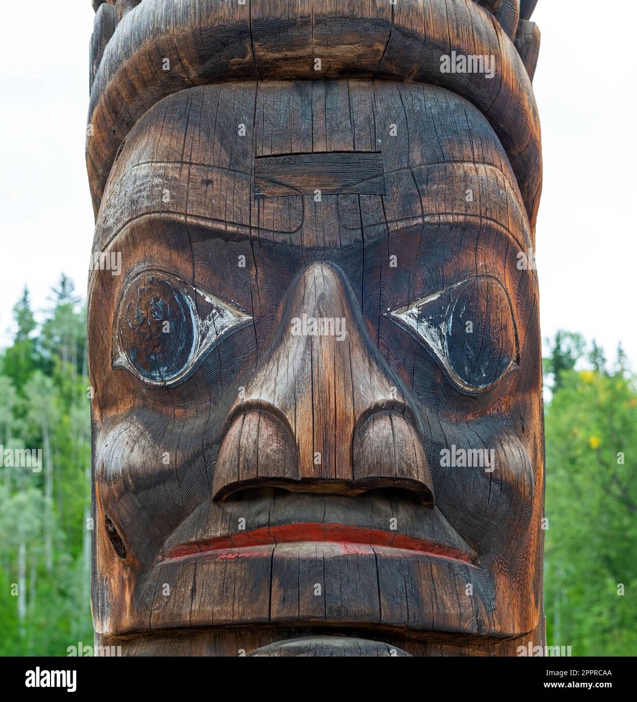 Tótem cerca de los nativos de las Primeras Naciones Gitxsan, KSAN Historical Village, Hazelton, Columbia Británica, Canadá. Foto de stock