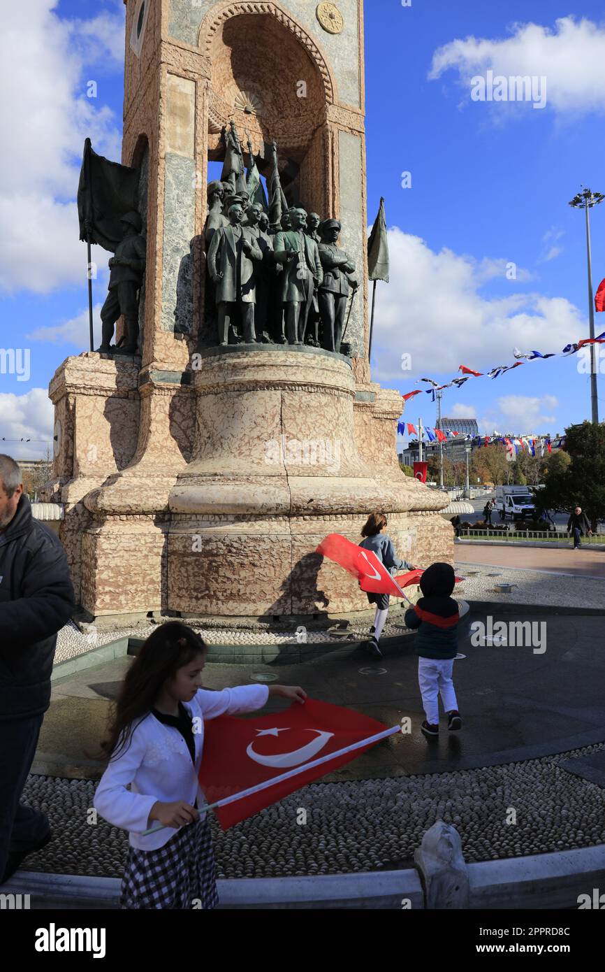 Niños celebrando el Día de la Independencia en la Plaza Taksim en Estambul, Turquía en 2022 Foto de stock