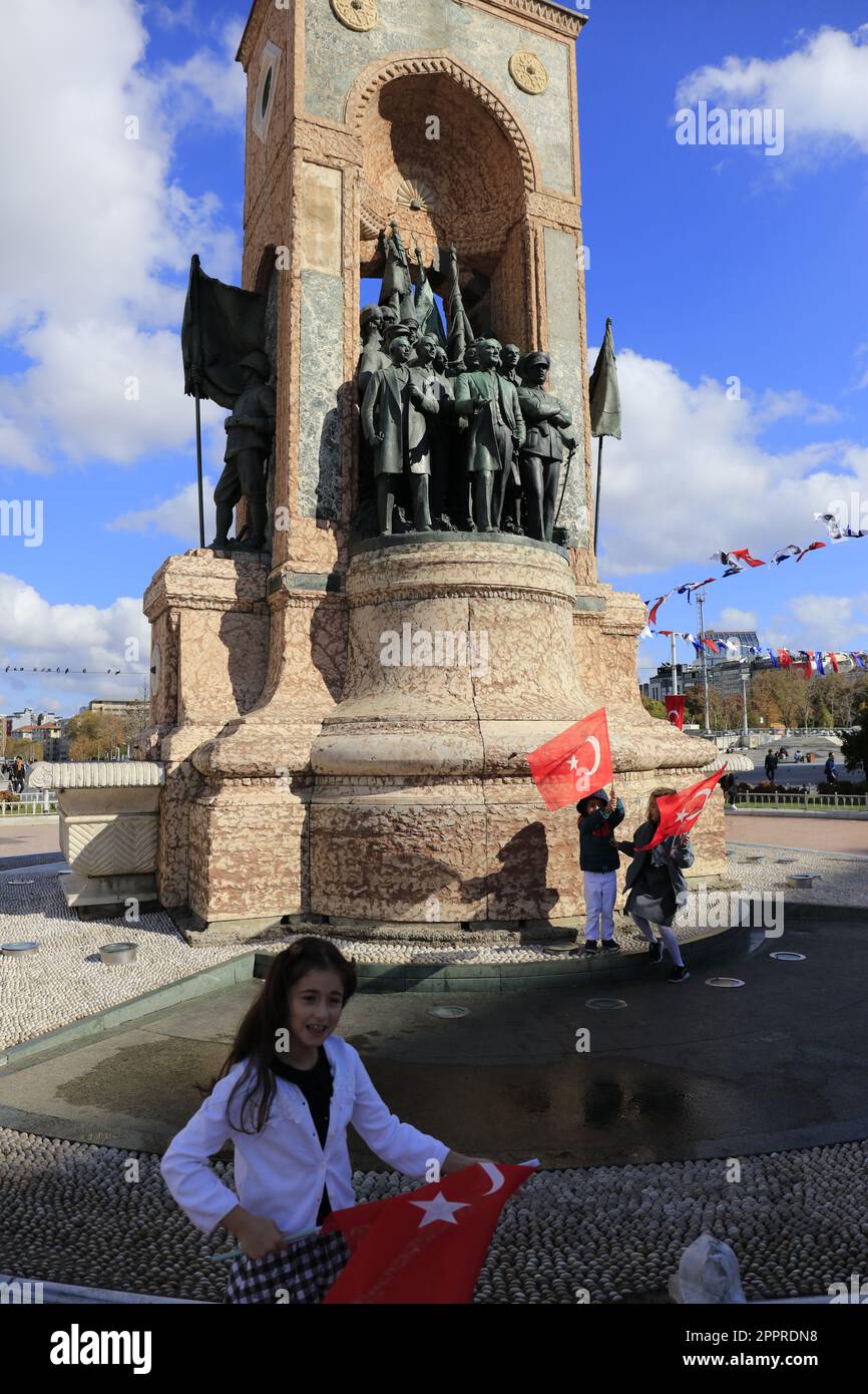 Niños celebrando el Día de la Independencia en la Plaza Taksim en Estambul, Turquía en 2022 Foto de stock