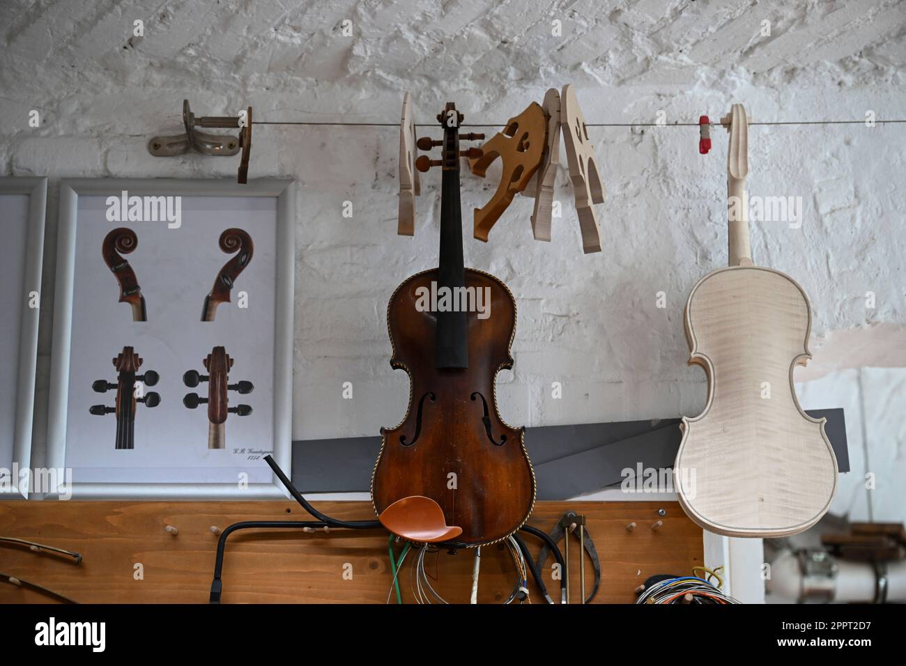 lento Ya que jamón Berlín, Alemania. 21st de abril de 2023. Un viejo violín usado y uno nuevo  aún por terminar cuelgan en el taller del fabricante de violines Jakob  Motter. Desde hace 30 años hace