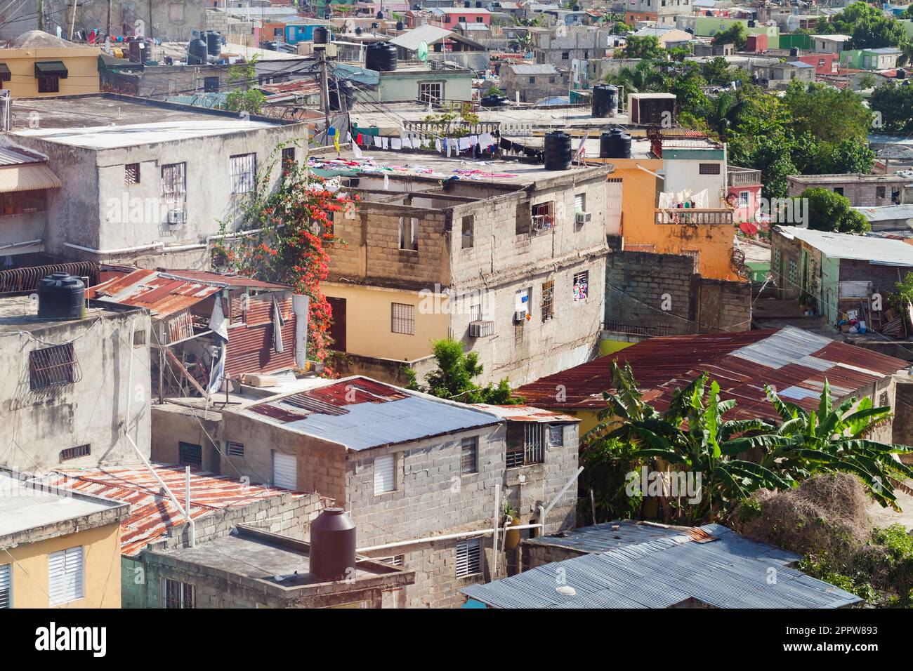 Barrio residencial pobre de Santo Domingo en una vista urbana aérea