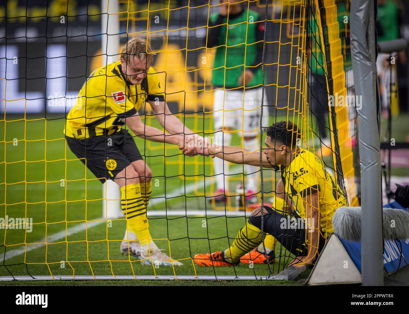 Dortmund, Alemania. 22nd de abril de 2023. Julian Brandt (BVB) Hilift Jude Bellingham (BVB) en