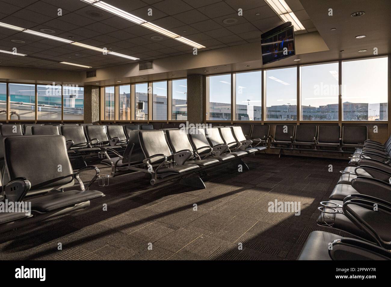 Área de asientos vacía en la puerta de la terminal del aeropuerto Nadie San Diego, California, EE.UU Foto de stock