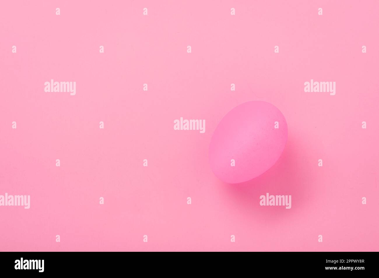 Huevo de Pascua rosa Foto de stock