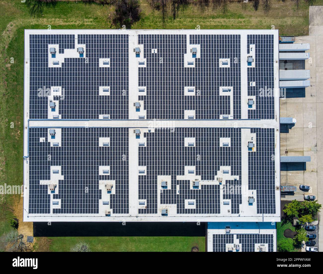Vista aérea de los paneles solares en el techo del edificio comercial, Nueva Jersey EE.UU. Foto de stock