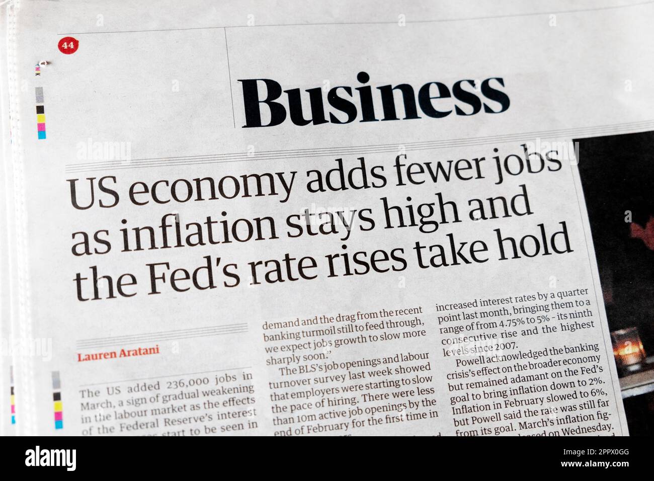 'La economía ESTADOUNIDENSE añade menos empleos a medida que la inflación se mantiene alta y las subidas de tipos de la Fed se afianzan', artículo principal del periódico The Guardian, 8 de abril de 2023, Londres, Reino Unido Foto de stock