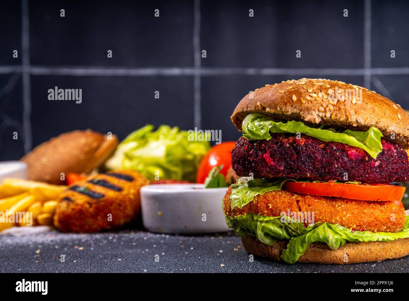 Hamburguesas vegetales saludables con chuletas de verduras. Hamburguesas  caseras de remolacha y zanahoria, con verduras frescas, salsa vegana de  tomate mayonesa, bollos de grano entero Fotografía de stock - Alamy