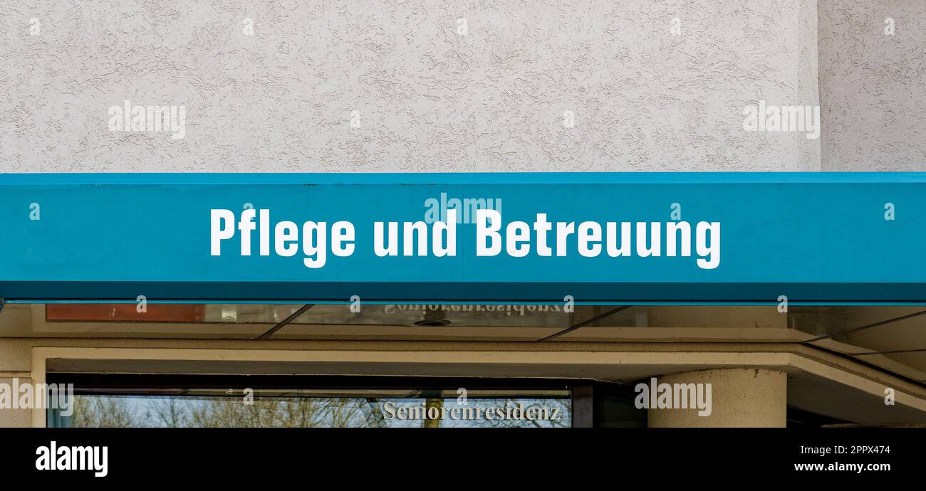 Letrero en la pared de una casa de ancianos y jubilados. El texto Pflege und Betreuung es alemán para enfermería y cuidado, Seniorenresidenz es alemán para ancianos Foto de stock