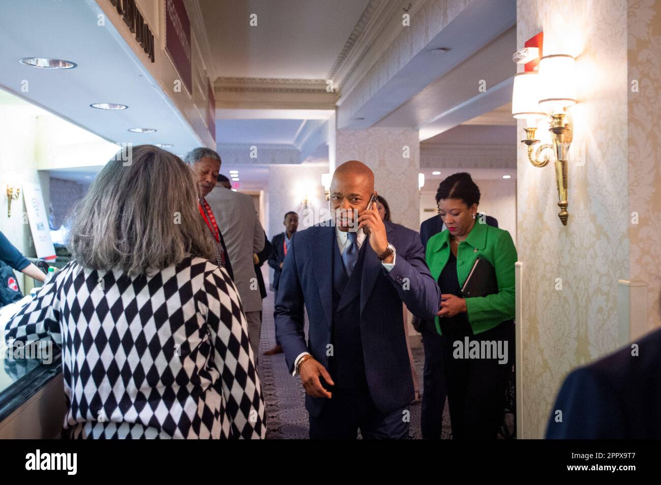 El alcalde Eric Adams (demócrata de Nueva York, Nueva York) habla por