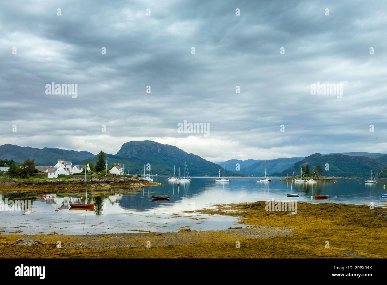 Paisaje escénico del lago Carron y el pueblo de Plockton en las Tierras Altas del Noroeste, Escocia, Reino Unido Foto de stock