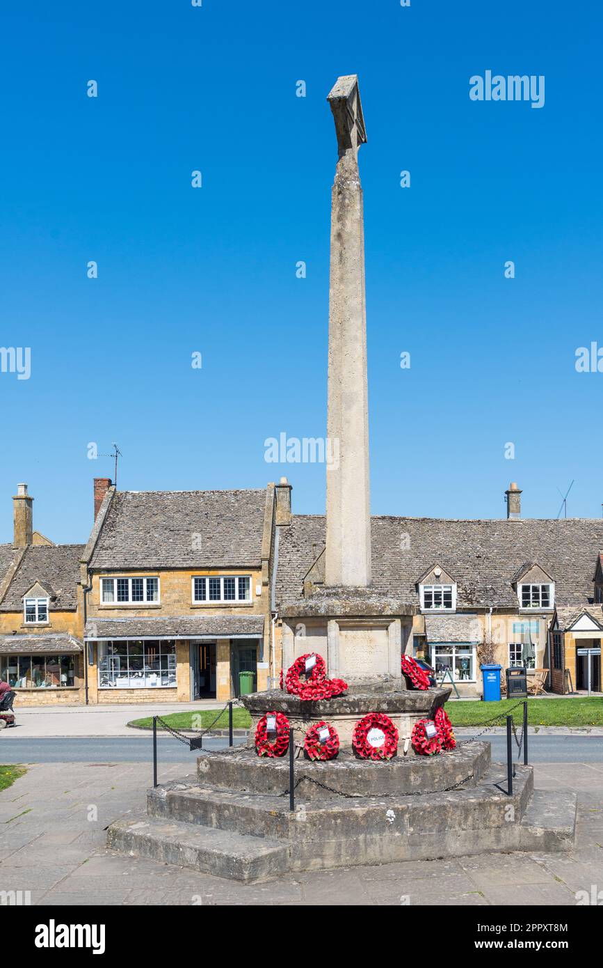 Monumento conmemorativo de la guerra en el centro del bonito pueblo de Cotswold de Broadway en Worcestershire, Inglaterra, Reino Unido Foto de stock