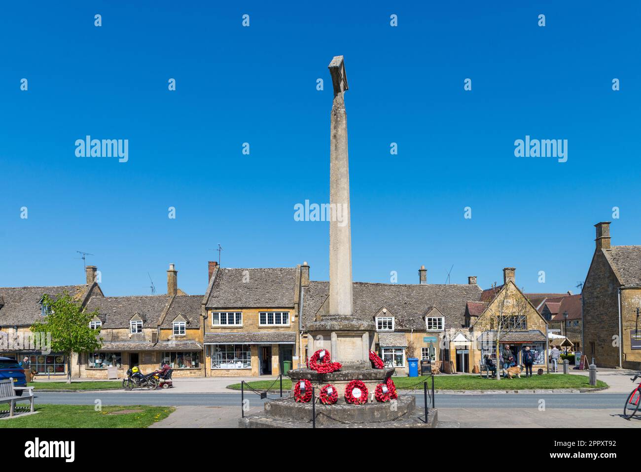 Monumento conmemorativo de la guerra en el centro del bonito pueblo de Cotswold de Broadway en Worcestershire, Inglaterra, Reino Unido Foto de stock