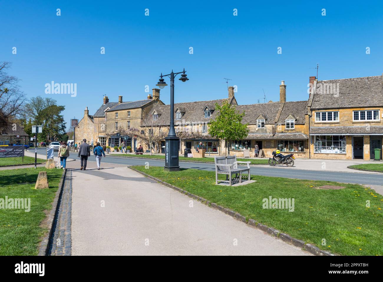 El centro del bonito pueblo de Cotswold de Broadway en Worcestershire, Inglaterra, Reino Unido Foto de stock