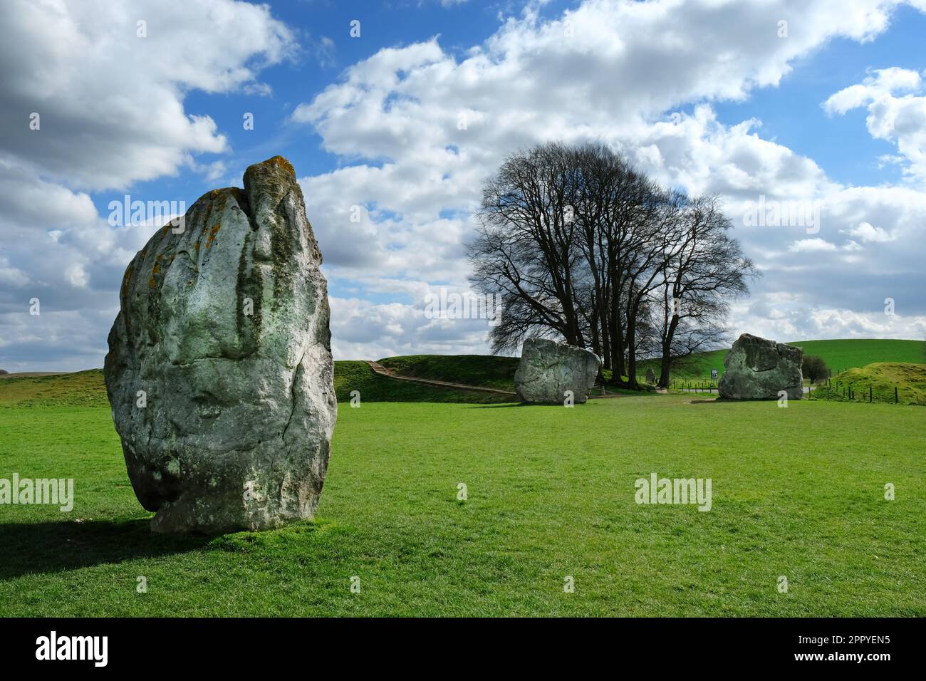 Avebury Stone Circle, el más grande del mundo, Wiltshire, Reino Unido - John Gollop Foto de stock