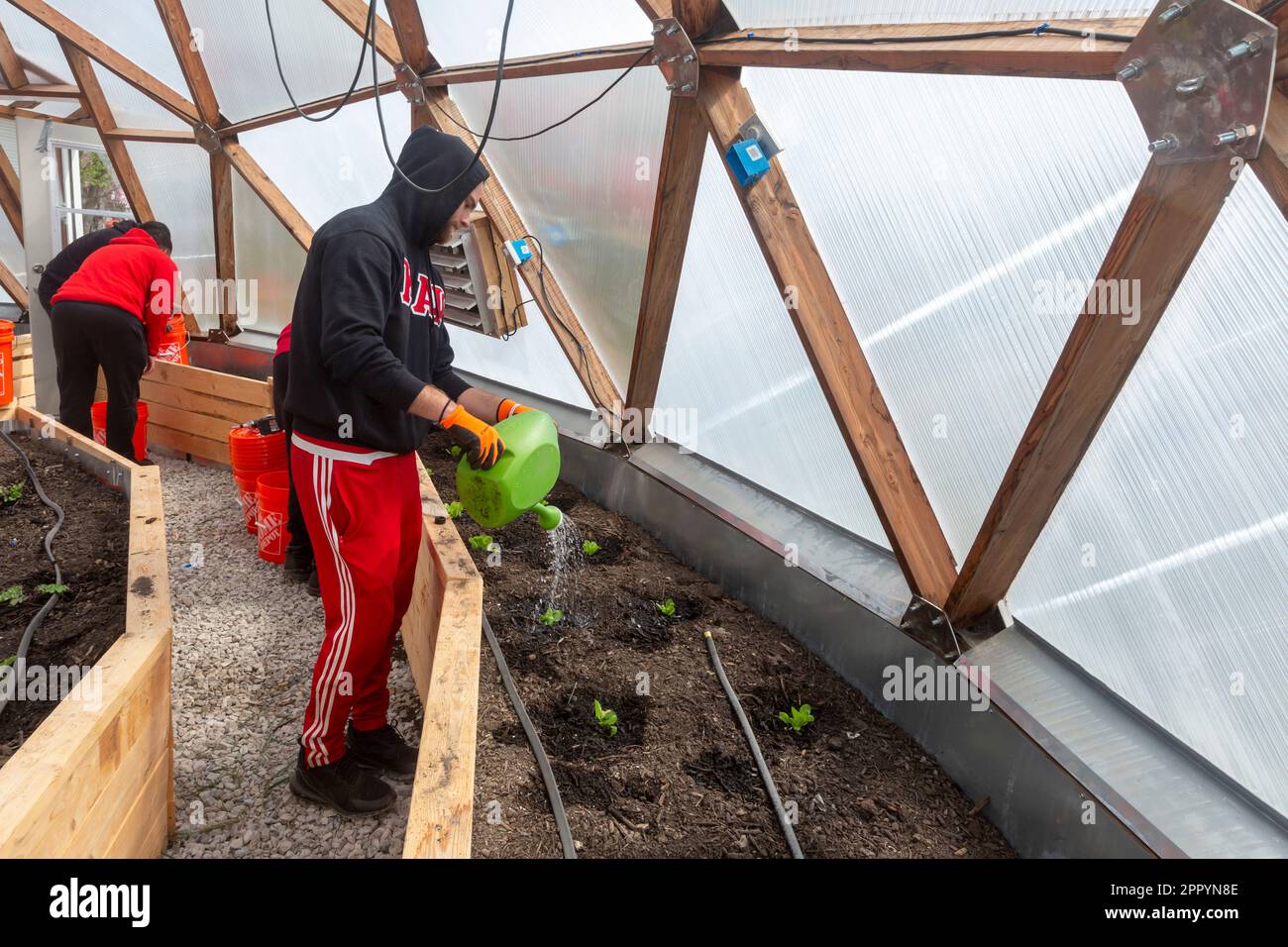 Detroit, Michigan - El Día de la Tierra, los voluntarios ayudaron a establecer un invernadero geodésico que permitirá a los parques de árboles de la paz cultivar alimentos durante todo el año. El no profesional Foto de stock