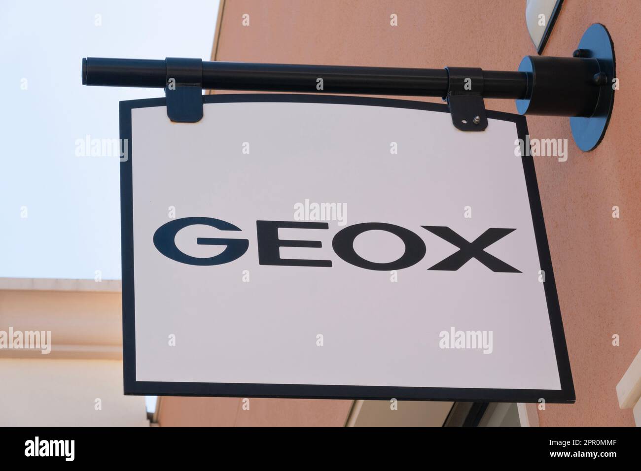 Orihuela Costa, Alicante, España - 12 de abril de 2023: Logotipo Geox en la  pared de la tienda. Geox es una marca italiana de calzado y ropa fabricada  con Fotografía de stock - Alamy