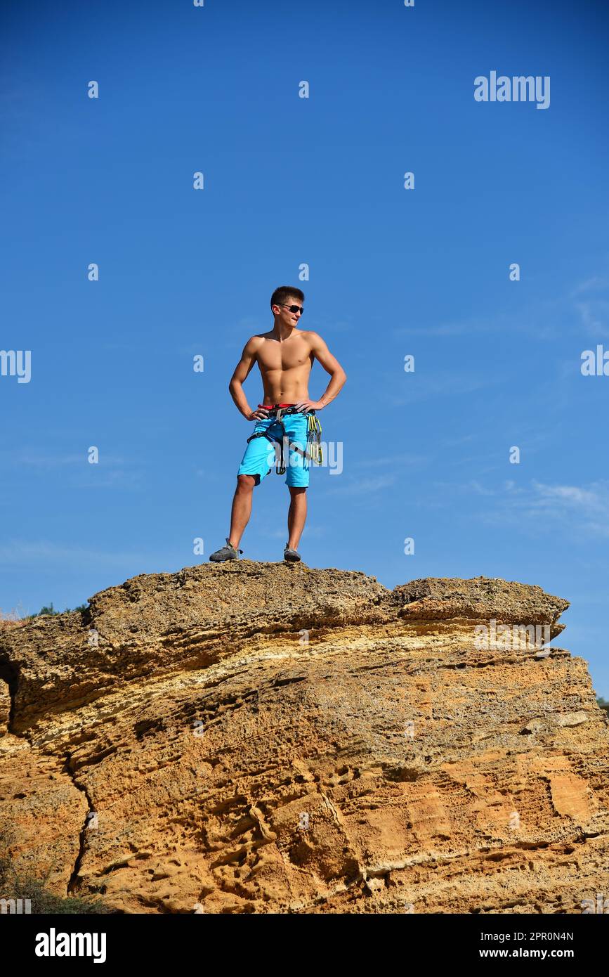 Cariñoso A tiempo Independencia Extreme Climber en la cima de la montaña. Concepto de éxito Fotografía de  stock - Alamy