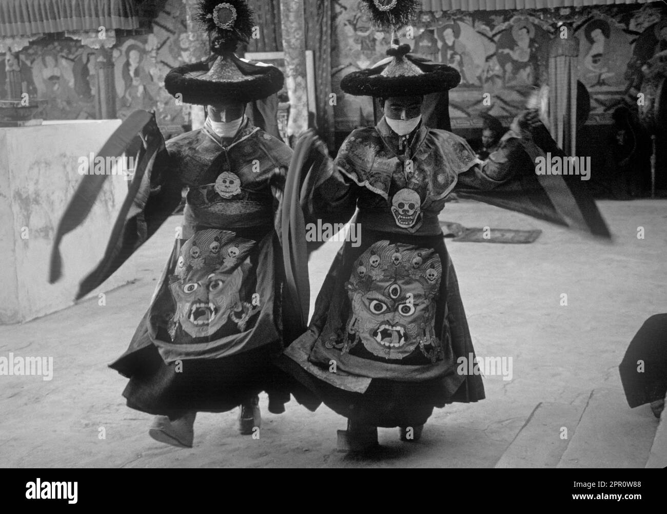 BAILARINES TÁNTRICOS en trajes de seda, con bufanda para evitar la inhalación de seres vivos, Danza enmascarada del Monasterio de TIKSE - LADAKH, INDIA Foto de stock