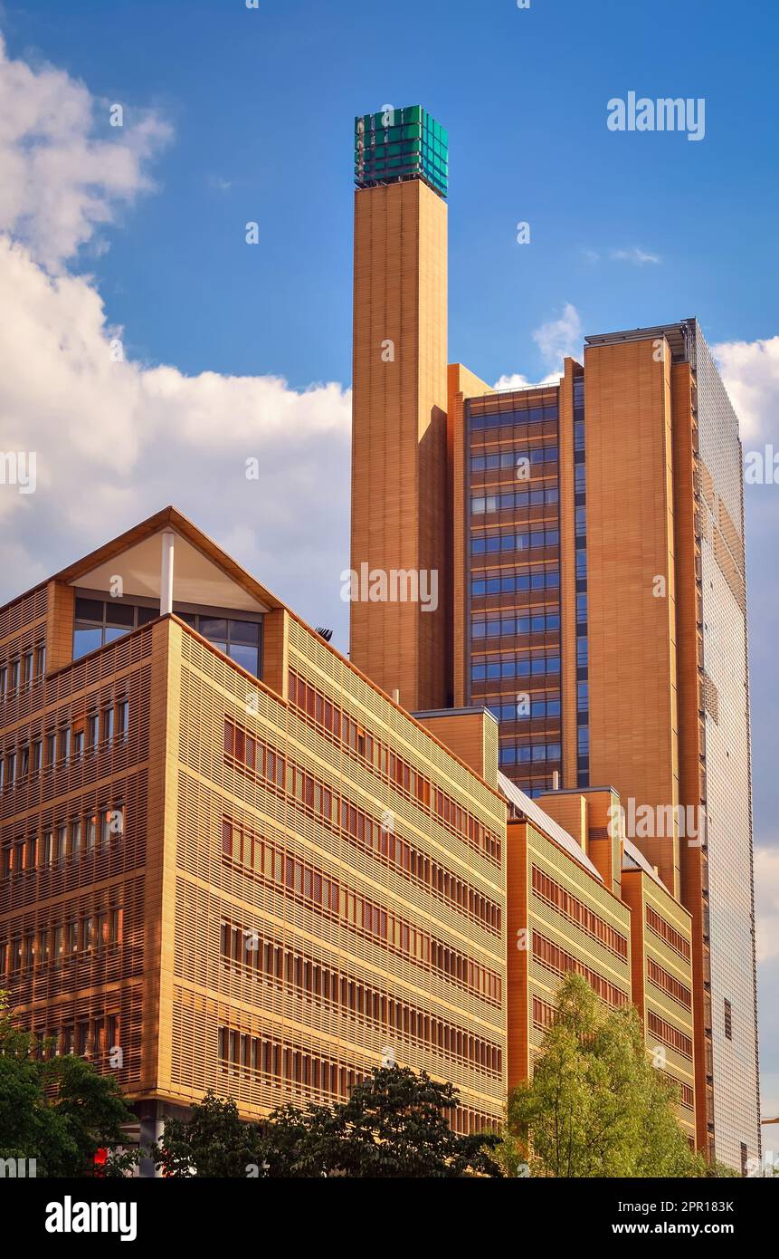Berlín, Alemania - 30 de abril de 2014: Edificio moderno en Potsdamer Platz en Berlín. El edificio de gran altura llamado Daimler Cit está diseñado por el arquitecto Renzo P. Foto de stock