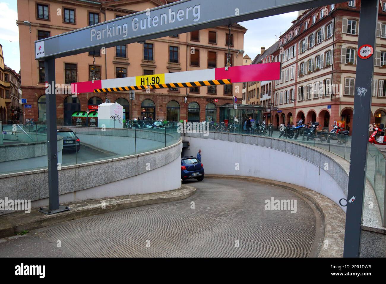 Un coche entra, mientras que otro sale de un aparcamiento subterráneo Parcus en Place Gutenberg en Grande-Île de Estrasburgo, Francia. Foto de stock