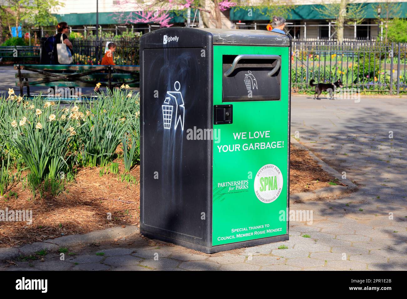 Un contenedor de basura de capacidad estándar BigBelly (sin pedal) en Stuyvesant Park en el barrio Gramercy de Manhattan, Nueva York. Foto de stock