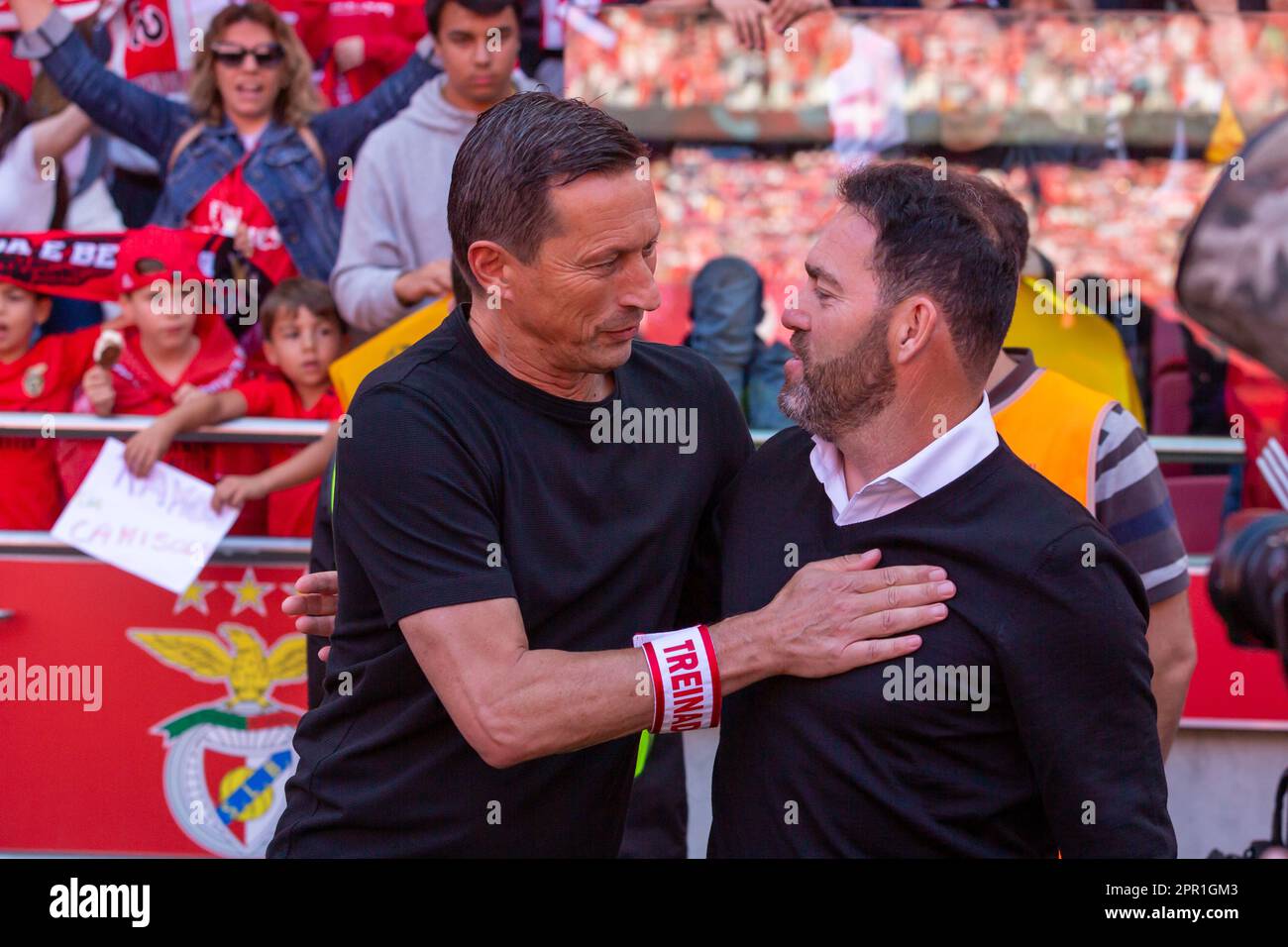 Lisboa, Portugal. 23rd de abril de 2023. Roger Schmidt entrenador del  Benfica y José Ricardo Soares Ribeiro entrenador del Estoril Praia visto  durante el partido de la Liga de Fútbol Portuguesa entre