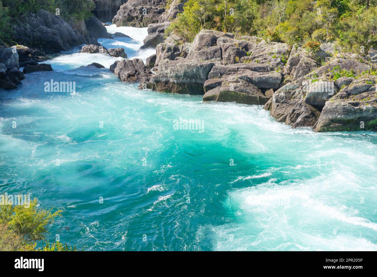 Remolino y surcando aguas blancas del río Waikato a través de barranco rocoso en Aratiatia. Foto de stock