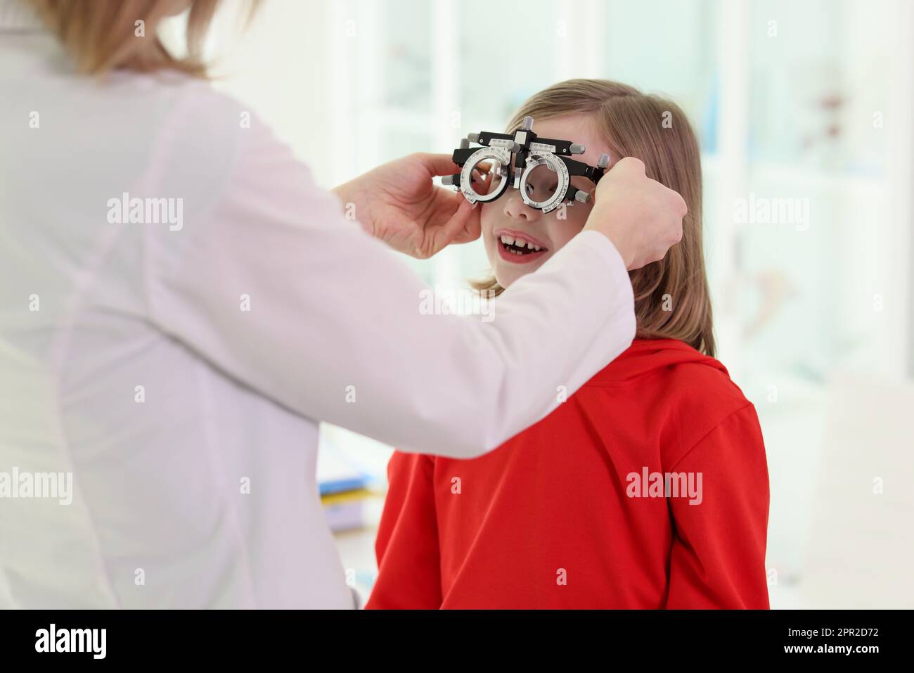 El m dico le pone gafas oftalmol gicas a la ni a para comprobar la