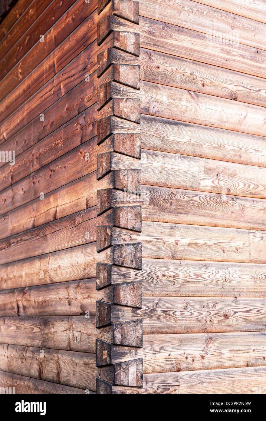detalle de la fachada de un edificio de madera con carpintería tradicional de cola de golondrina en la esquina Foto de stock